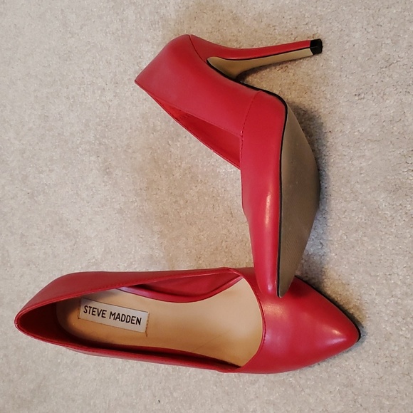 Steve Madden red pumps. Size 6 - Picture 5 of 7
